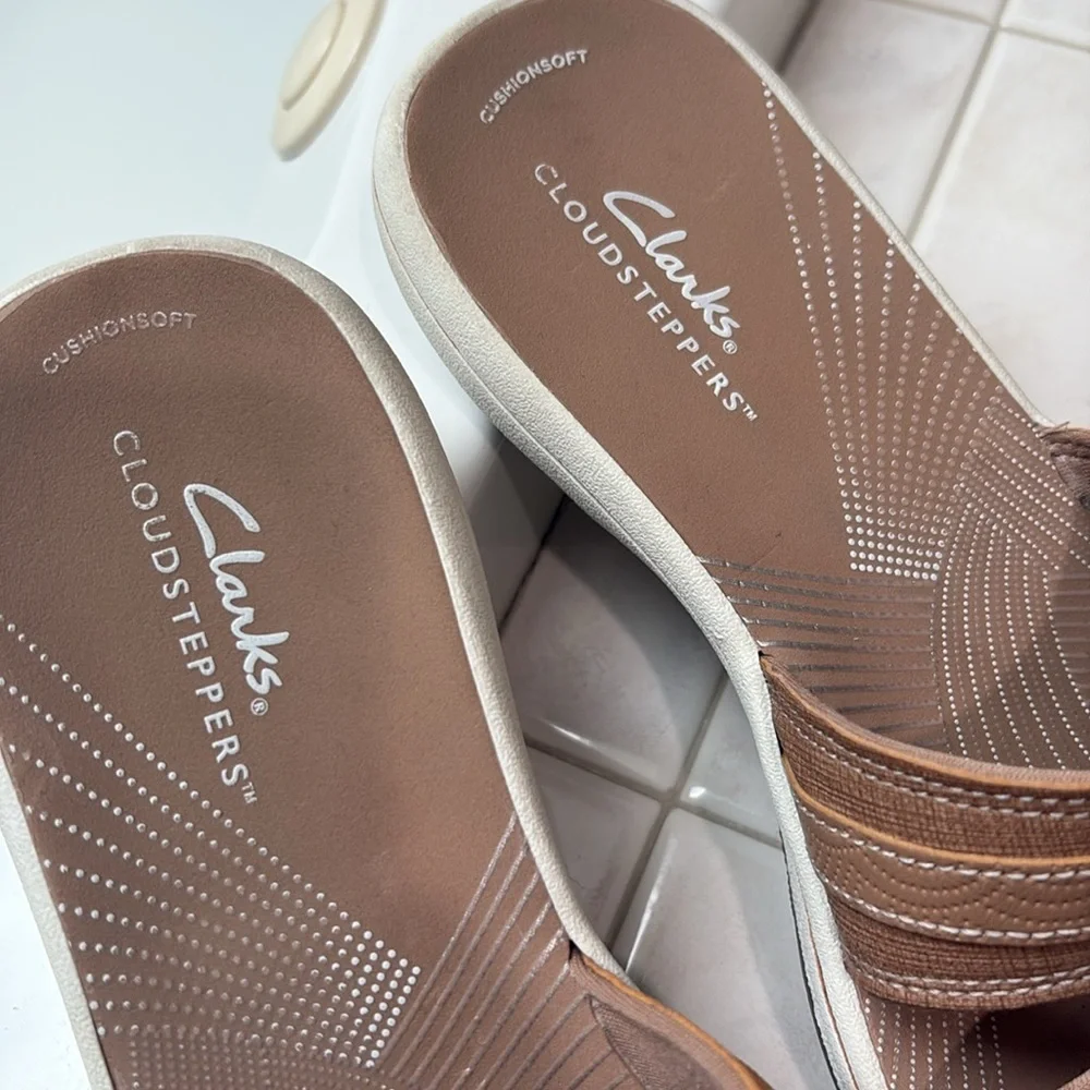 Clarks Breeze Double Strap  Cloudsteppers Sandals in Soft Tan. EUC - Picture 2 of 8